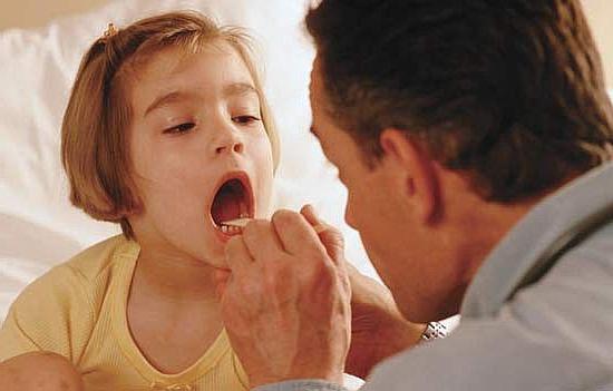 Co charakterizuje herpes bolest v krku u dítěte?