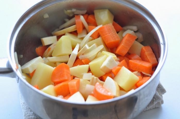 Jak chutné vařit dýně cuketa s rajčaty: recept na dietní potraviny a zeleninu v zakysané smetanové omáčce