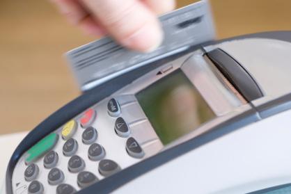 Jak mohu zjistit zůstatek na kartě Sporitelny prostřednictvím internetu, SMS nebo bankomatu?