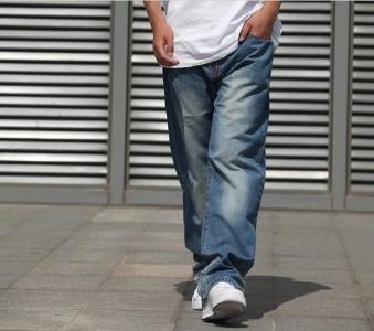 Velikost džínů mužů určených k nákupu na internetu je snadná a jednoduchá!