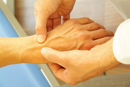 Proč jsou špičky prstů na rukou znecitlivěné: příčiny a prevence