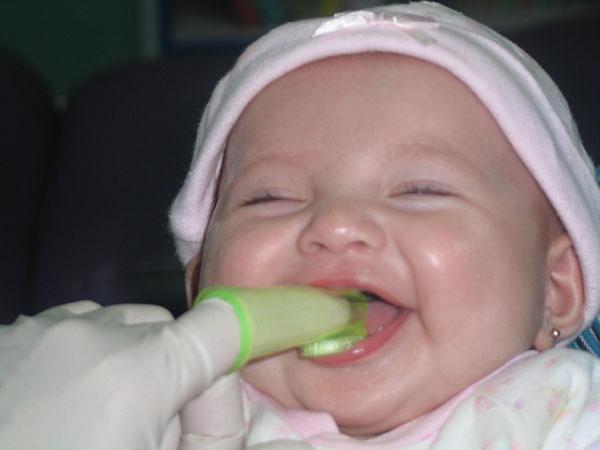 Žlutý povlak na jazyku dítěte: léčba, příčiny a doprovodné příznaky
